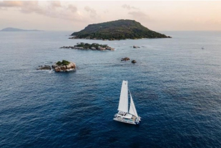 Spirit of Ponant II en navigation, catamaran de luxe Ponant Yachting en mer au coucher du soleil