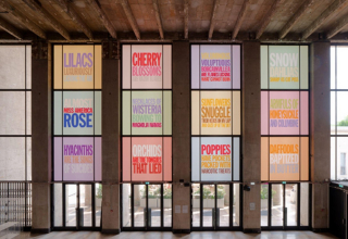 Installation colorée et poétique sur les baies vitrées du Palais de Tokyo