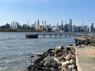 Très jolie vue des quais de WIlliamsburg avec en face les gratte ciel de New York
