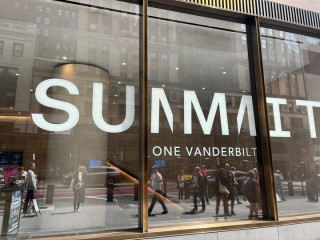La façade de l'immeuble en verre de l'exposition Summit One Vanderbilt à New York