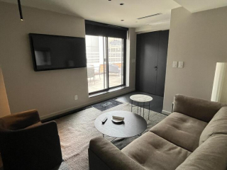 Le côté salon d'une suite à Aka NOmad à New york