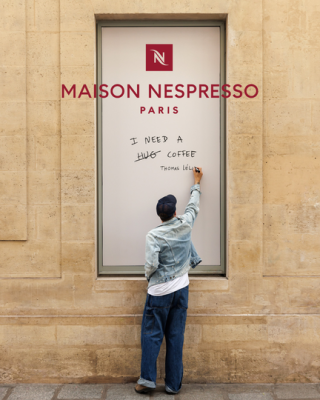 Façade du Café Nespresso installé dans l’hôtel des Ambassadeurs, monument historique du Marais
