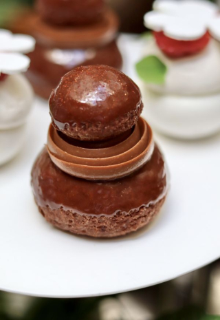 Religieuse au chocolat noir et piment chipotle, création du Chef Léandre Vivier au Burgundy Paris