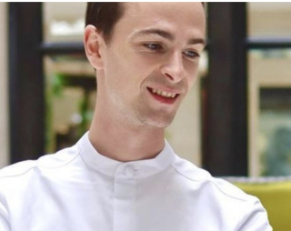 Portrait de Léandre Vivier, Chef Pâtissier du Burgundy Paris, auteur du goûter estival inspiré du voyage et des terroirs du monde