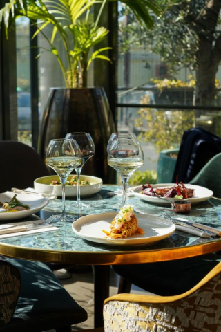 Dégustation sucrée salée et champagne sur le rooftop du Pullman Paris face à la Tour Eiffel