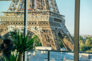 Vue panoramique sur la Tour Eiffel depuis la terrasse vitrée du Pullman Paris