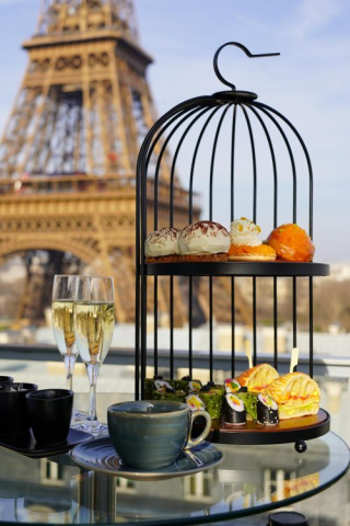 Table dressée avec vins et assiettes de saison au restaurant FRAME du Pullman Paris