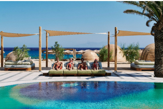 Piscine du Sunrise Relais & Châteaux avec vue sur la mer Égée à Mykonos