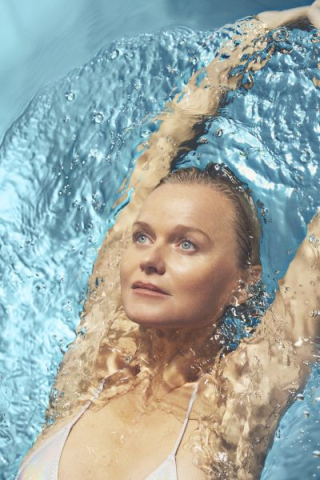Dr. Barbara Sturm – peau éclatante et hydratée immergée sous l’eau