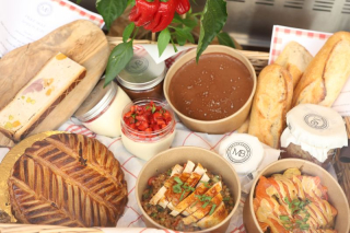 Panier pique-nique de Maison Baroche : pâté en croûte, plats traiteur, pains maison et desserts gourmands pour une pause chic.