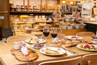 Table dégustation chez Maison Baroche Paris : charcuteries artisanales, plats traiteur et vins rouges au cœur de l’épicerie fine.