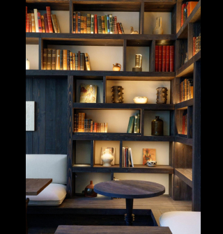 Salon bibliothèque de L’Isle de Leos, esprit club élégant et mobilier contemporain