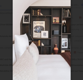 Chambre de L’Isle de Leos avec tête de lit en bois et décoration artistique