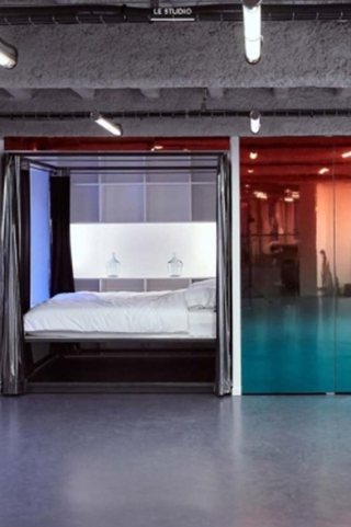 Lit à baldaquin mobile dans l’appartement d’artiste éphémère du Palais de Tokyo