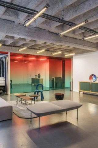 Salon design brut et industriel de l’appartement d’artiste du Palais de Tokyo