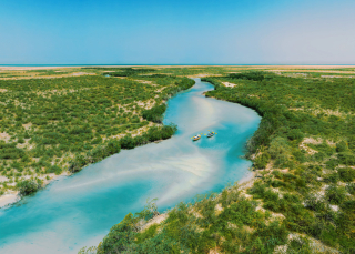 Un kayak au lever du jour sur la mer Rouge d'Arabie Saoudite