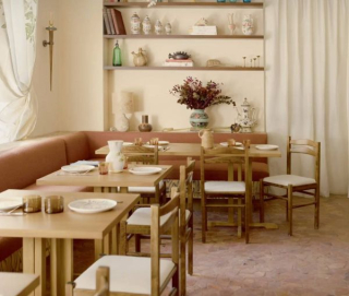 La salle de restaurant de la Folie Barbizon lumineuse