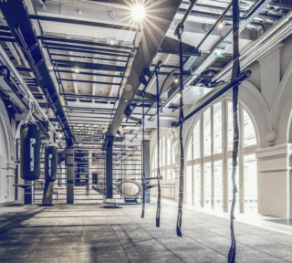 Salle d’entraînement fonctionnel à L’Usine  avec sangles et équipements de cross-training