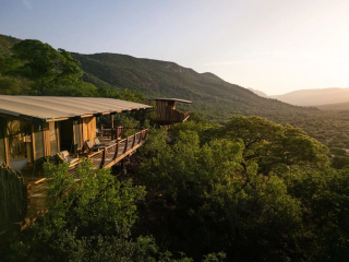 un lever de soleil sur les Monts Soutpansbg en Afrique du Sud au Few & Far Luvhondo Lodge