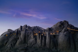 Le Desert Rock Resort incrusté dans les falaises de granit du Hedjaz