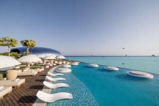 Le Shebara Resort en mer Rouge, avec villas sphériques flottant au-dessus des récifs coralliens turquoise