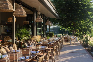 Terrasse verdoyante de Maison Chiberta à Anglet, ambiance chaleureuse et nature