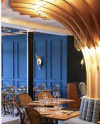 Salle intérieure du Grand Café des Fleurs à Nice, boiseries élégantes et ambiance rétro