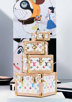 Empilement de petites malles Louis Vuitton décorées du Monogram multicolore créé en collaboration avec Takashi Murakami