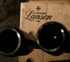 Caisse en bois dans les caves Lanson, marquée « Champagne Lanson 1760 ».