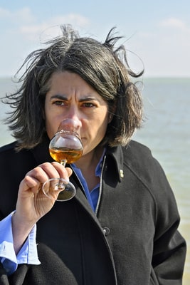 Julie Landreau dégustant le cognac Camus « Sous les Mers » en bord de mer.