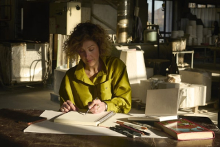 Isabelle Collignon, Directrice de création chez Camus, esquissant le design de « Sous les Mers ».