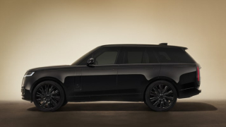 Range Rover SV Black 2025 vu de profil, silhouette élancée en finition Narvik Gloss Black.