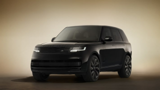 Face avant du Range Rover SV Black 2025 avec sa calandre Gloss Black et ses phares LED distinctifs.