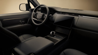Intérieur du Range Rover SV Black 2025, sellerie Ebony Near-Aniline et inserts en bouleau noir satiné.