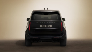 Vue arrière du Range Rover SV Black 2025, monogramme SV en céramique noire et feux verticaux LED.
