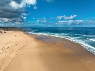 Plage Sud de Lacanau, vaste étendue de sable doré et vagues de l’Atlantique