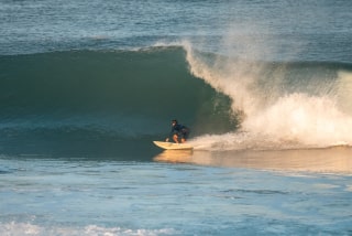 Surfeur glissant sur une vague puissante à Lacanau