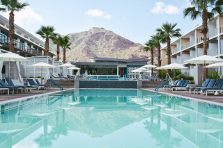 Piscine et vue sur Camelback Mountain à l’hôtel Mountain Shadows Resort Scottsdale