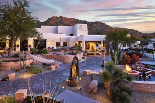 Vue sur l’hôtel JW Marriott Camelback Inn à Scottsdale avec son architecture adobe et les montagnes en toile de fond