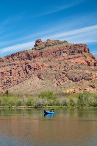 Canoë sur la rivière Lower Salt en Arizona avec falaises rouges en arrière-plan