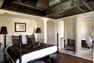 Suite élégante avec plafond en bois sculpté et décoration marocaine à la Villa des Orangers