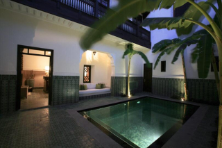 Spa de la Villa des Orangers à Marrakech, bassin privé dans un patio verdoyant et intimiste, atmosphère tamisée