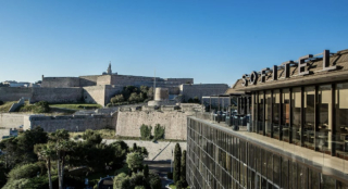 Façade moderne de l’hôtel Sofitel Marseille Vieux-Port avec vue sur la Méditerranée