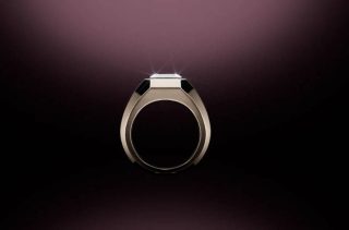 Bague SPKTRL en diamant de laboratoire CVD sur fond noir, joaillerie connectée Quiet Tech
Légende :