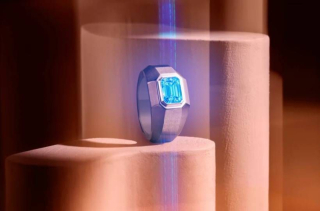 Bague SPKTRL posée sur socle, diamant connecté éclairé en bleu