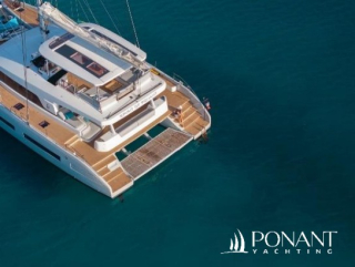 Spirit of Ponant II, catamaran Ponant Yachting vu de l’arrière, ponts et plateforme sur l’eau turquoise