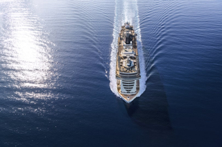 Vue aérienne du MSC Seaside naviguant en Méditerranée