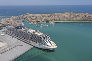 MSC Seaside amarré dans un port méditerranéen, silhouette imposante du navire