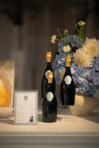 Trois bouteilles de Gosset Zéro Dosage présentées avec un décor floral et un panneau explicatif.