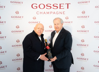 Thierry Marx et Jean-Pierre Cointreau lors de la remise du Trophée Gosset 2025, tenant une bouteille de Champagne Gosset.